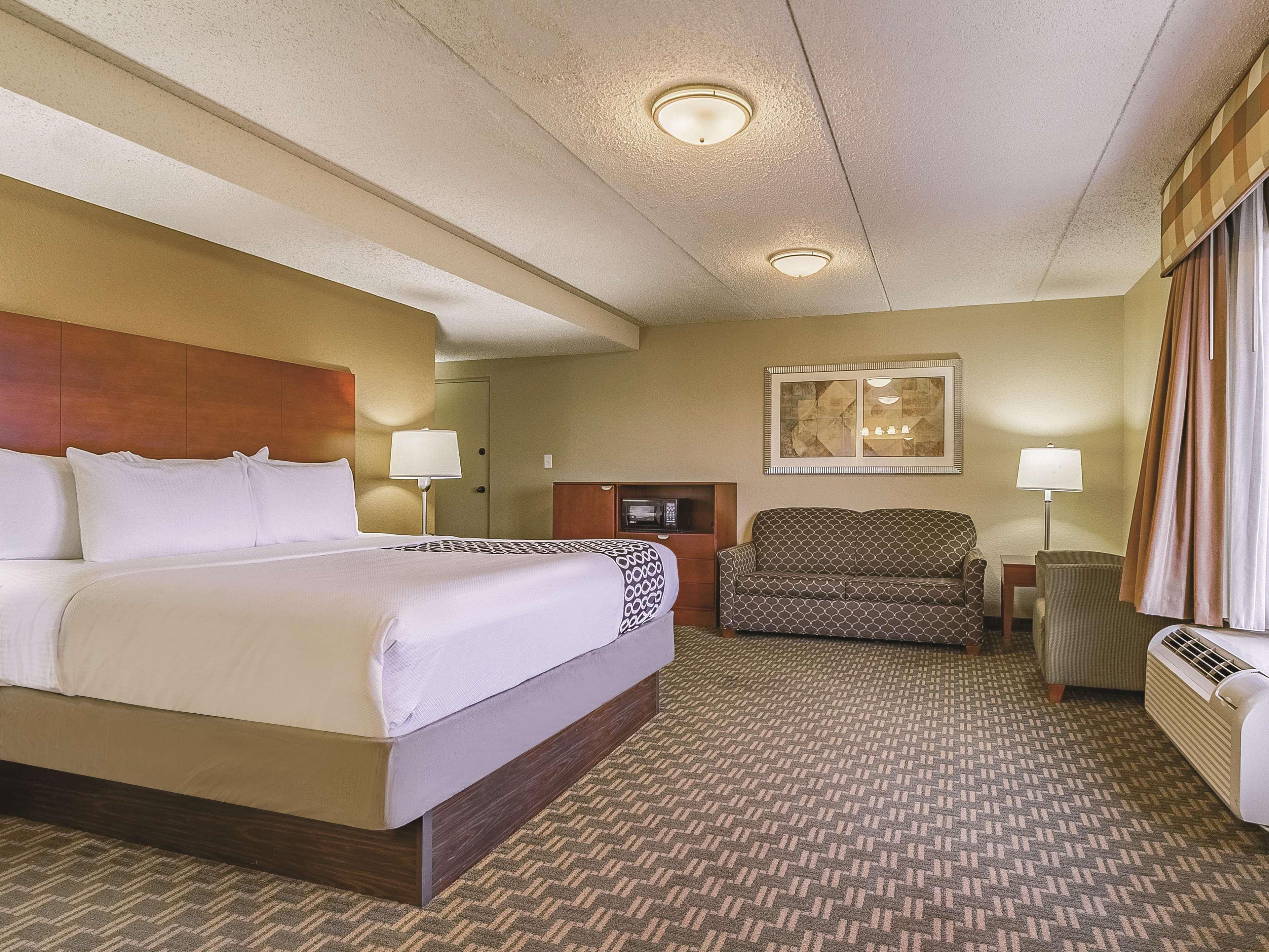 Hotel La Quinta By Wyndham Cleveland Airport West North Olmsted Exterior foto
