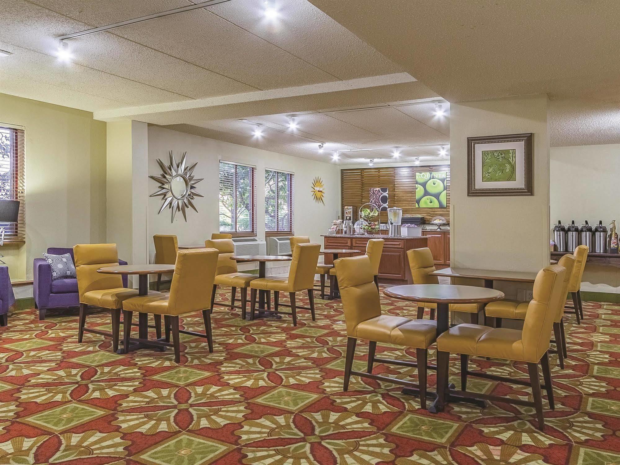 Hotel La Quinta By Wyndham Cleveland Airport West North Olmsted Exterior foto